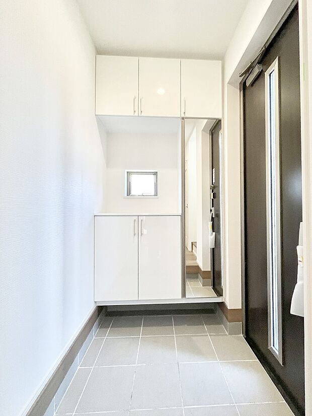 明るい玄関はお客様をお出迎えするのにぴったりです！ 