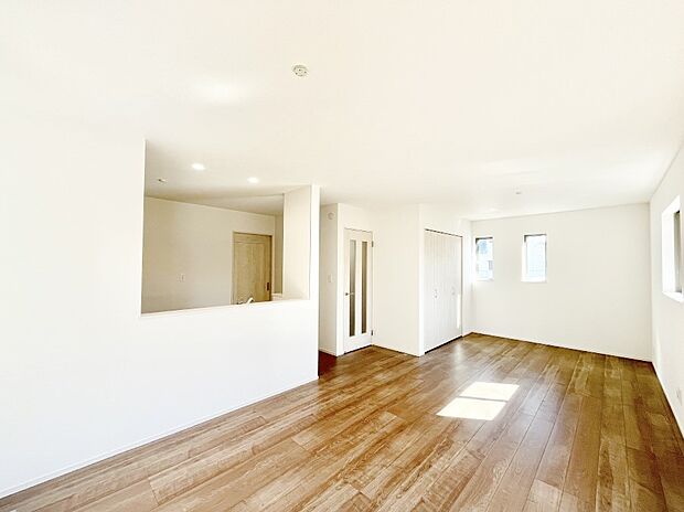 明るい陽光が注ぎ、寛ぎの雰囲気に満たされるリビング・ダイニング。 