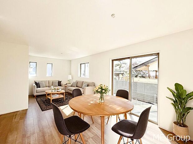 ご家族の賑やかな話し声で包まれる明るいリビング ※家具はCGです