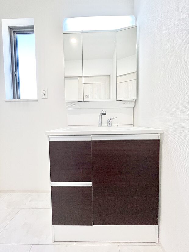 三面鏡の裏に、化粧品や衛生用品などを収納可能。洗面台をすっきりと保ちます!