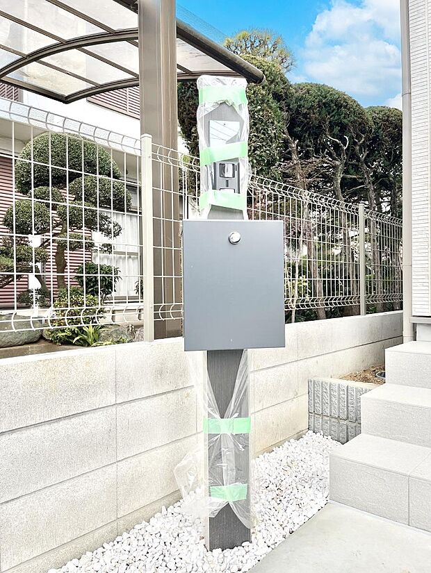 シンプルデザインのポスト。