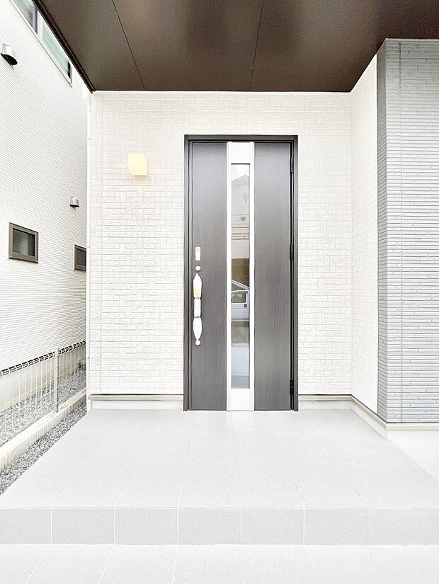 玄関前は雨が降っても濡れにくい屋根付き