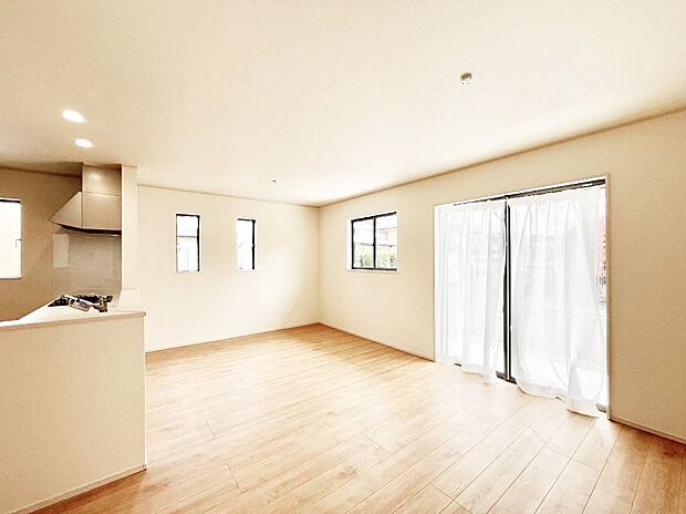 大きな窓からたっぷりの陽光と風を感じられるリビング