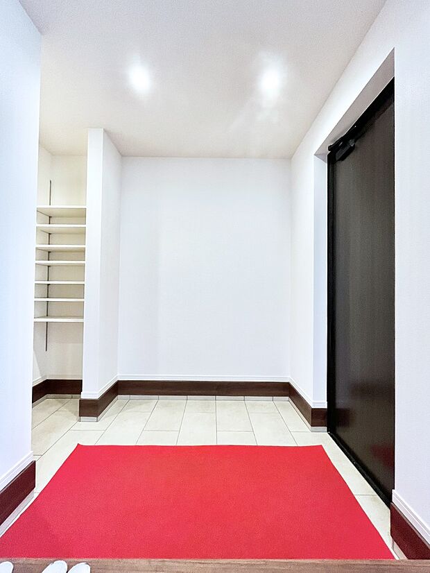 シューズインクローク付きの玄関。家族全員の靴や雨具などすっきり収納できます。
