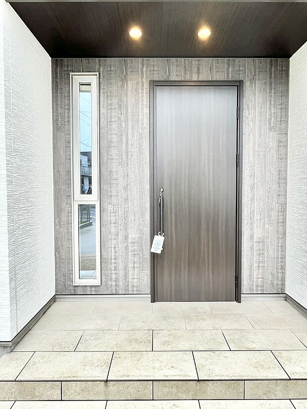 大切な家族、来客を出迎える玄関。玄関前は屋根付きで雨が降っていても濡れにくいです。 