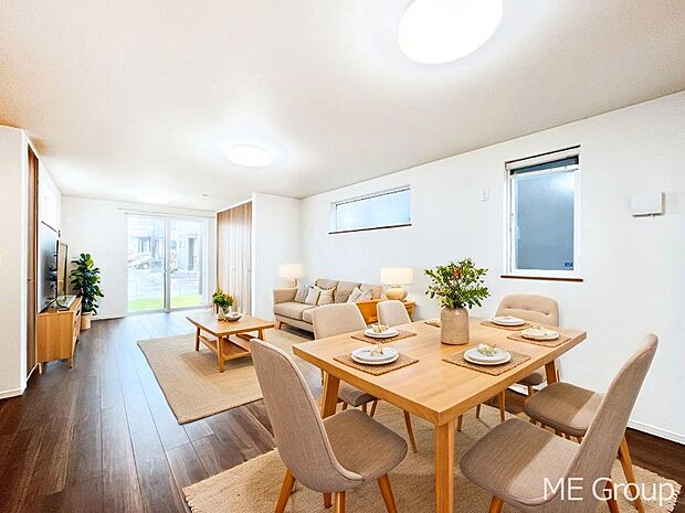 ご家族の賑やかな話し声で包まれる明るいリビング  ※家具はCGです  