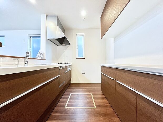 カップボードを設置した充実のキッチン。家族で一緒にお料理するのも楽しくなるキッチンです。  