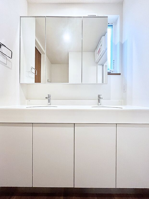 大きく見やすい三面鏡で清潔感ある洗面台は、身だしなみチェックや肌のお手入れにおすすめです。 