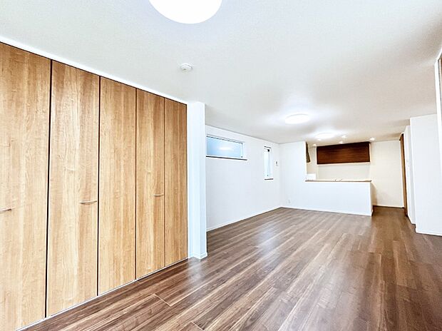 家族の笑顔が自然と生まれてくる、そんな雰囲気のダイニングに仕上がっています。