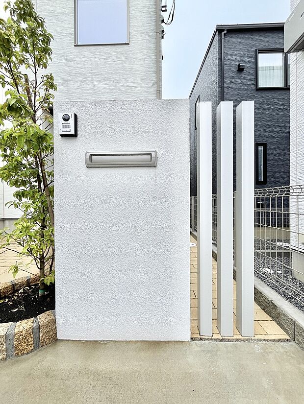 シンプルデザインの門柱