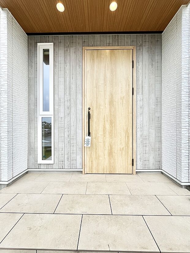 玄関前は雨が降っても濡れにくい屋根付き