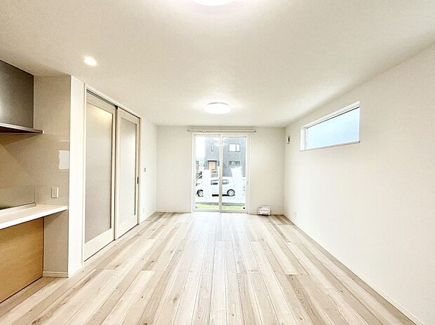 明るい陽光が注ぎ、寛ぎの雰囲気に満たされるリビングダイニング