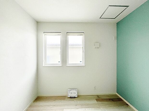 アクセントクロスがお洒落な洋室。