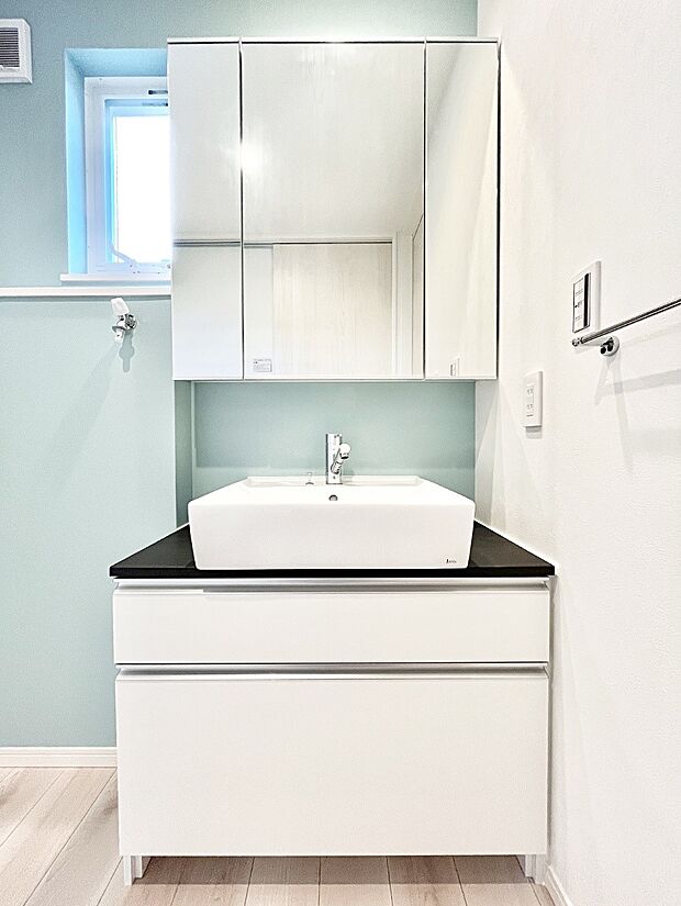 三面鏡の裏に、化粧品や衛生用品などを収納可能。洗面台をすっきりと保ちます！