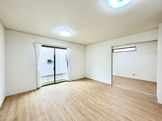 明るい陽光が注ぎ、寛ぎの雰囲気に満たされるリビング・ダイニング。 