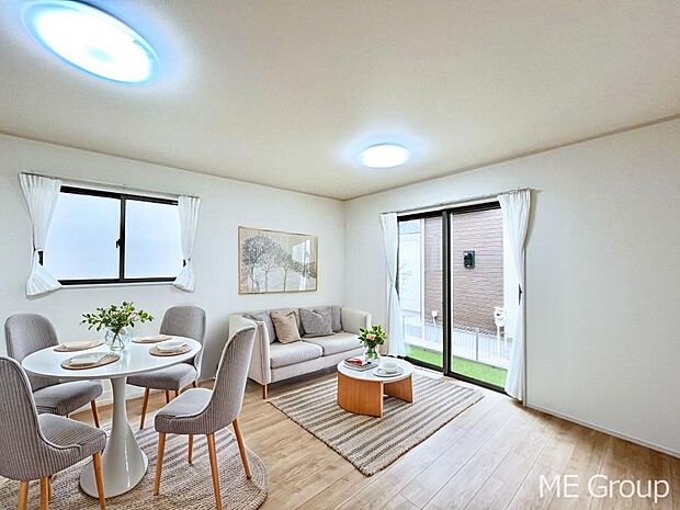 ご家族の賑やかな話し声で包まれる明るいリビング ※家具はCGです