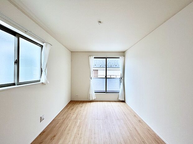 明るいバルコニーサイドに洋室を設置。目覚めの良い寝室に。