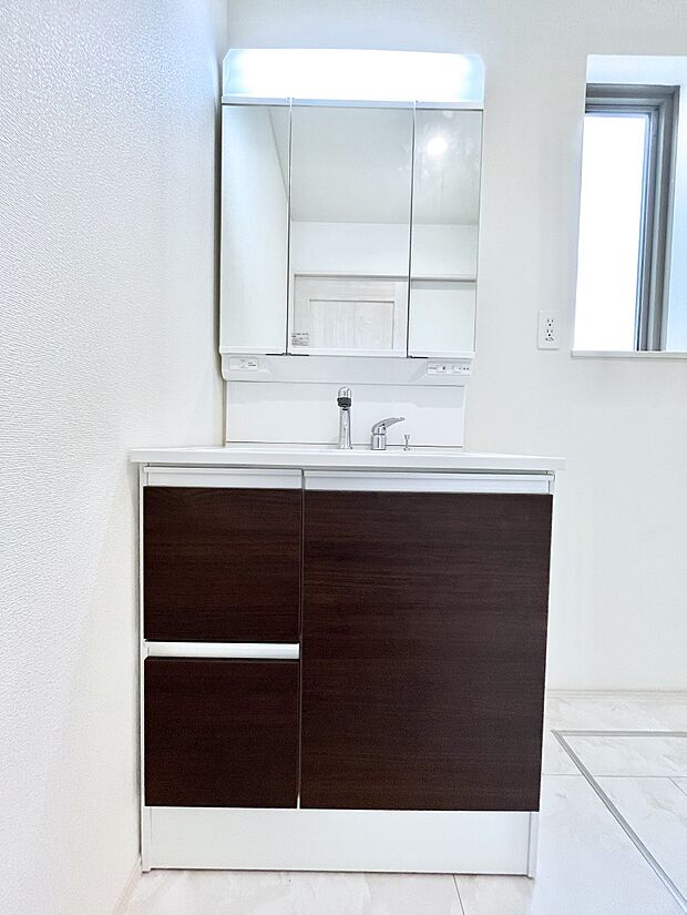 大きく見やすい三面鏡で清潔感ある洗面台は、身だしなみチェックや肌のお手入れにおすすめです。