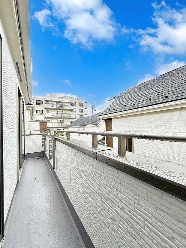 ゆったりバルコニーだから沢山お洗濯ものを干せます。