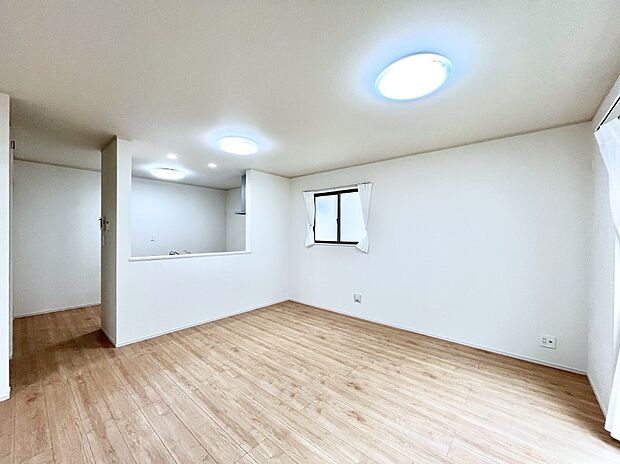 家族の笑顔が自然と生まれてくる、そんな雰囲気のダイニングに仕上がっています。