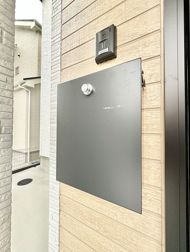 シンプルデザインのポスト。