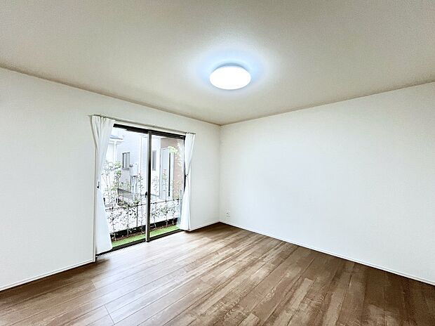 大きな窓からたっぷりの陽光と風を感じられるリビング