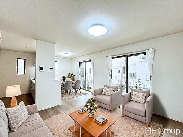 ご家族の賑やかな話し声で包まれる明るいリビング ※家具はCGです