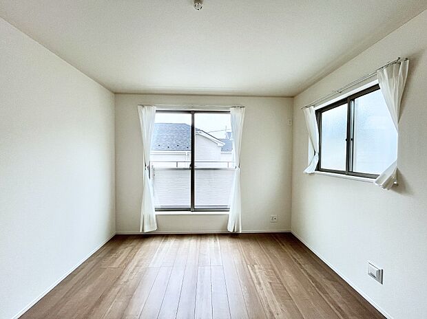 明るいバルコニーサイドに洋室を設置。目覚めの良い寝室に。