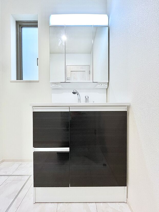 大きく見やすい三面鏡で清潔感ある洗面台は、身だしなみチェックや肌のお手入れにおすすめです。 