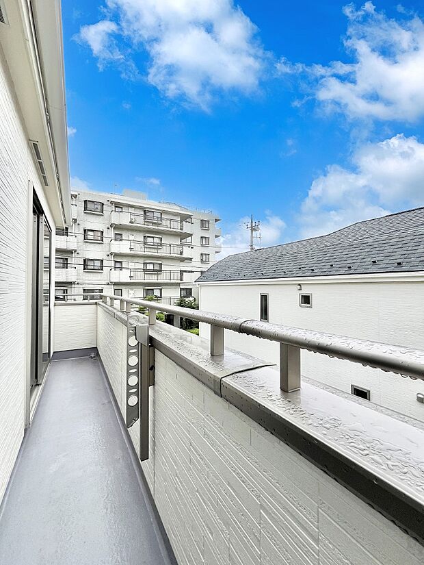 ゆったりバルコニーだから沢山お洗濯ものを干せます。