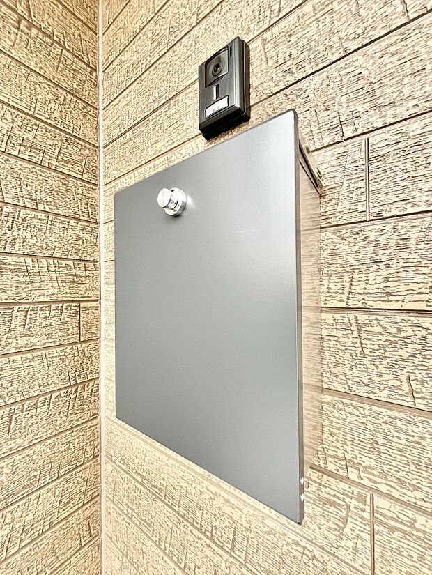 シンプルデザインのポスト。