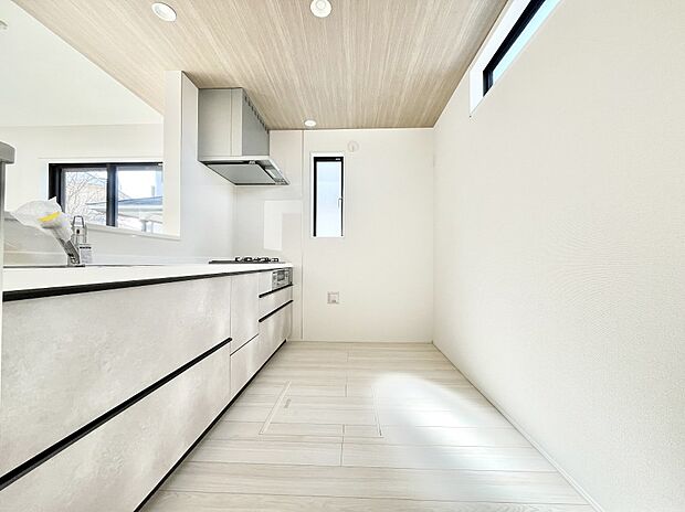 ポップアップ天井が素敵なキッチン！窓があるので採光もとれ換気にも役立ちます。