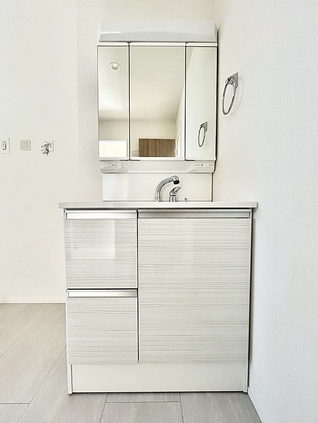 大きく見やすい三面鏡で清潔感ある洗面台は、身だしなみチェックや肌のお手入れにおすすめです。 