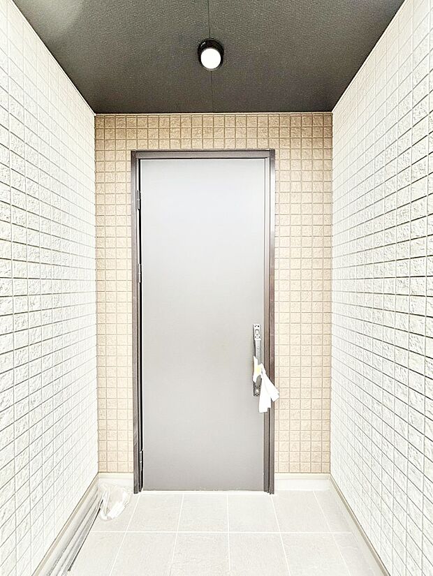 玄関前は雨が降っても濡れにくい屋根付き