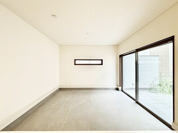 大きな窓からたっぷりの陽光と風を感じられるリビング