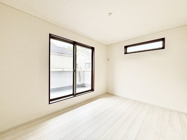 バルコニーが開放感をプラスしてくれる洋室