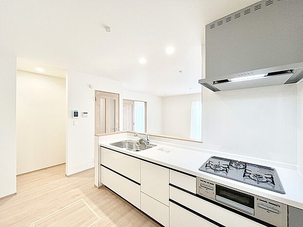 リビングで遊ぶお子様を見守りながらお料理ができる対面キッチン。  