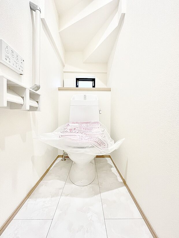 明るく清潔感のあるトイレです。