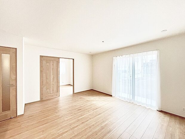 明るい陽光が注ぎ、寛ぎの雰囲気に満たされるダイニング。   