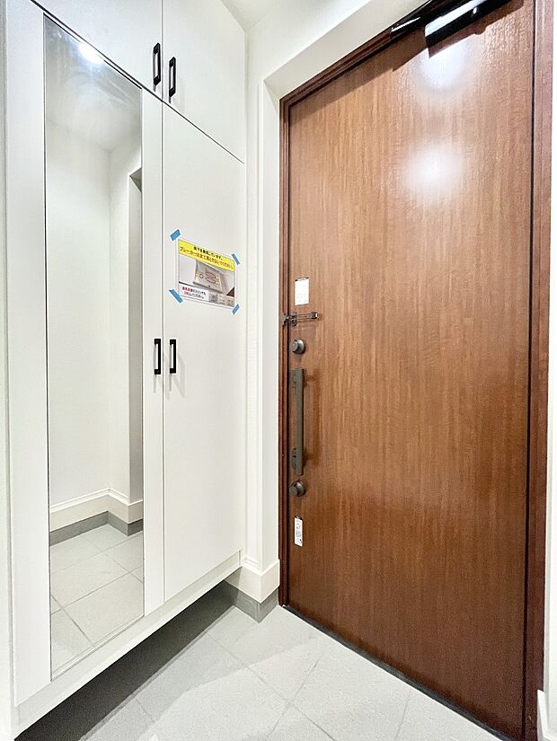 ミラー付きシューズボックスはお出かけ前の身だしなみチェックに便利