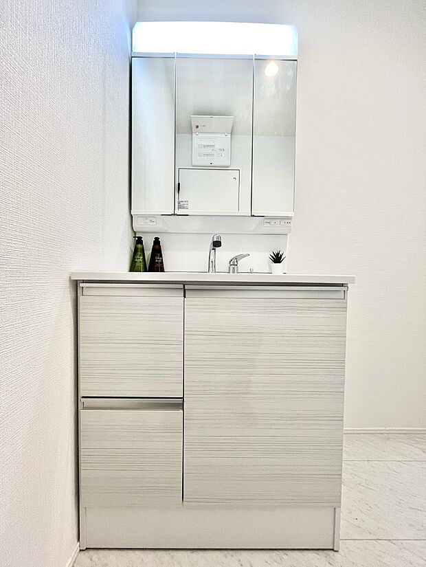 大きく見やすい三面鏡で清潔感ある洗面台は、身だしなみチェックや肌のお手入れにおすすめです。