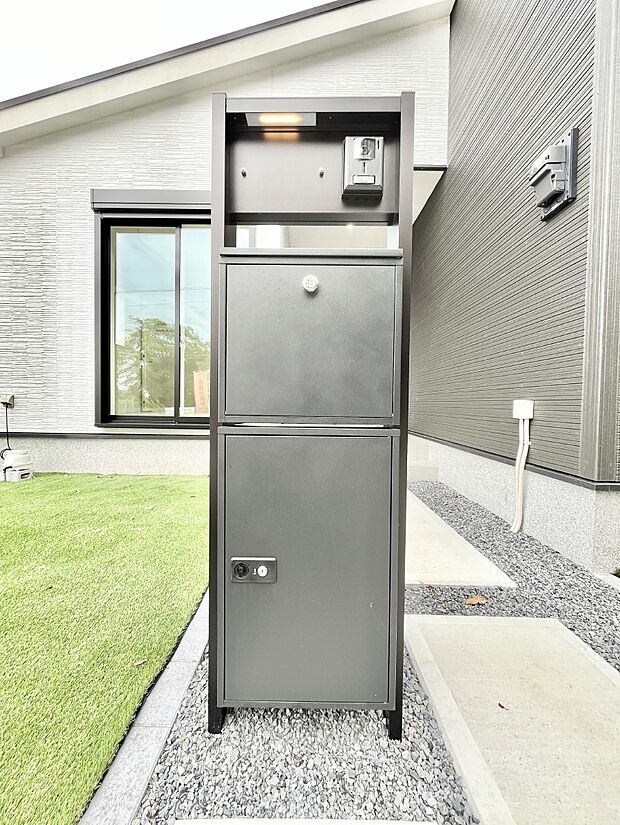 表札・インターホン・ポスト・宅配BOXをひとつに集約。エントランスになじむシンプルデザイン。