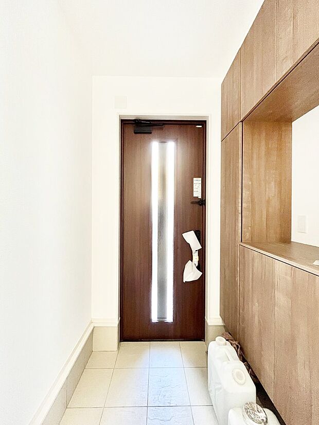 明るい陽光が入り込む玄関。ご家族の靴もスッキリ収納できる玄関収納付き！