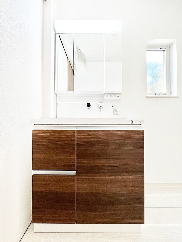 スタイリングに便利な三面鏡、ミラーキャビネットで細かい物スッキリ