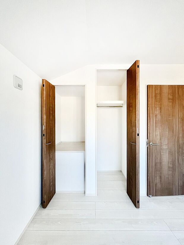 毎日着る衣類や荷物などの収納に便利なクローゼット付きです。