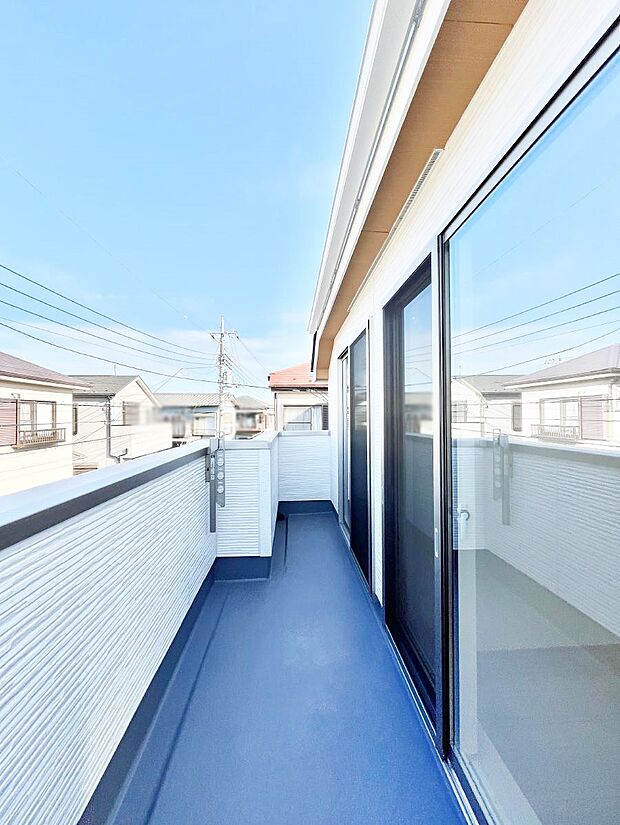 暖かな陽光が降り注ぐバルコニーはお洗濯におすすめ。爽やかな風も心地よいです。