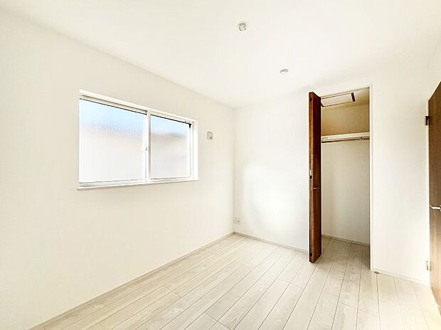 やさしい光がさしこむ居室はしっかり収納付き