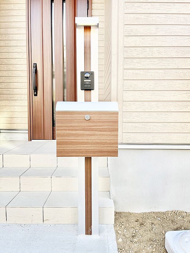 シンプルデザインのポスト。