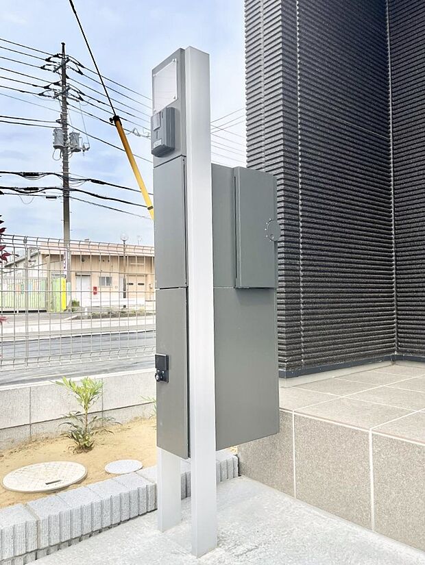 表札・インターホン・ポスト・宅配ＢＯＸをひとつに集約。エントランスになじむシンプルデザイン。