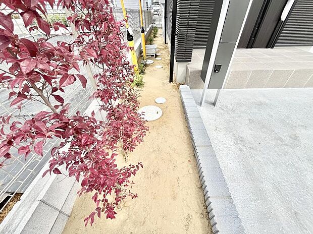 プランターを並べて季節のお花を楽しめるお庭付き。